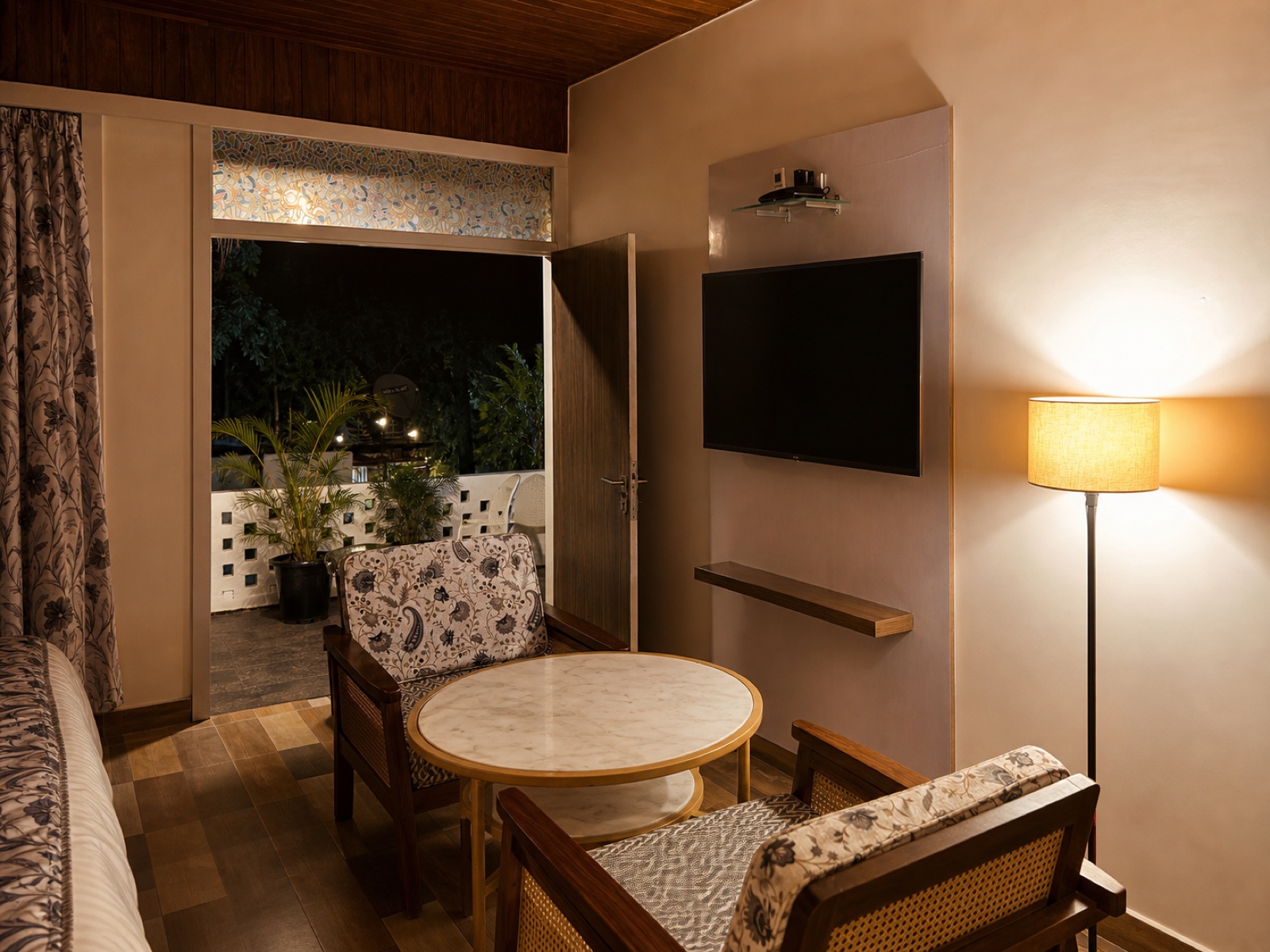 06 room 202 balcony lounge