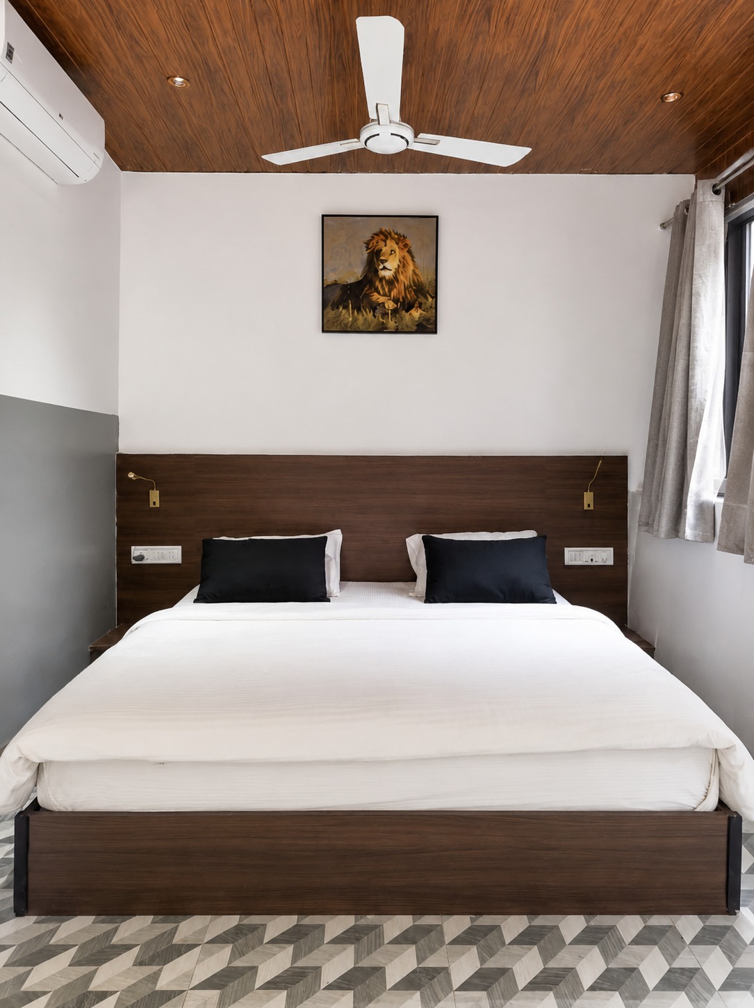 10 Lion Room Bed Front