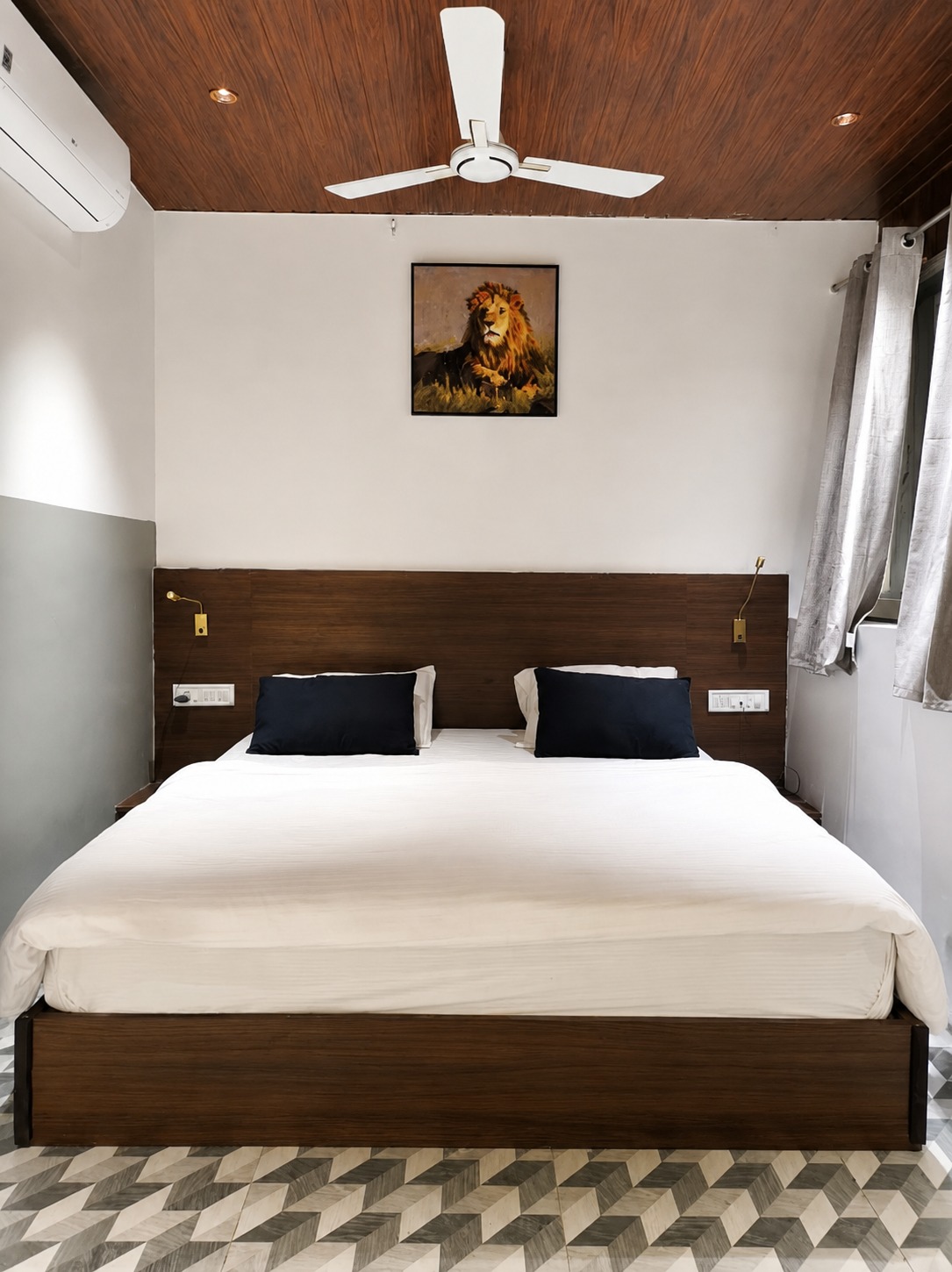 12 Lion Room Bed Centered