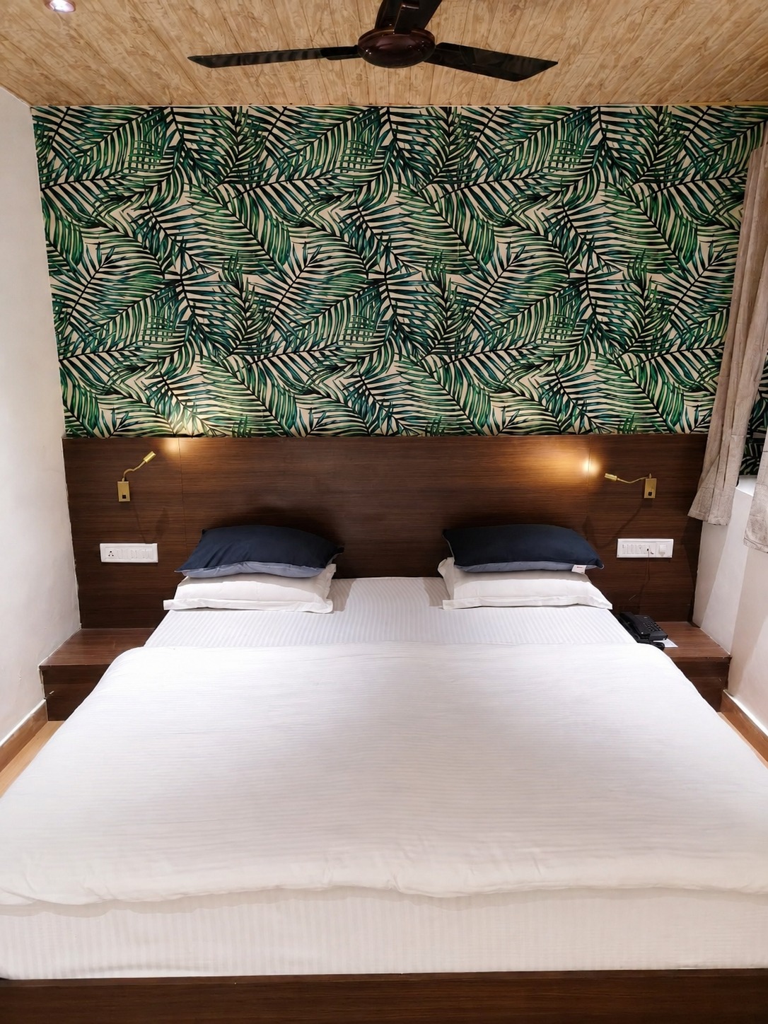 15 Tropical Room Bed Close