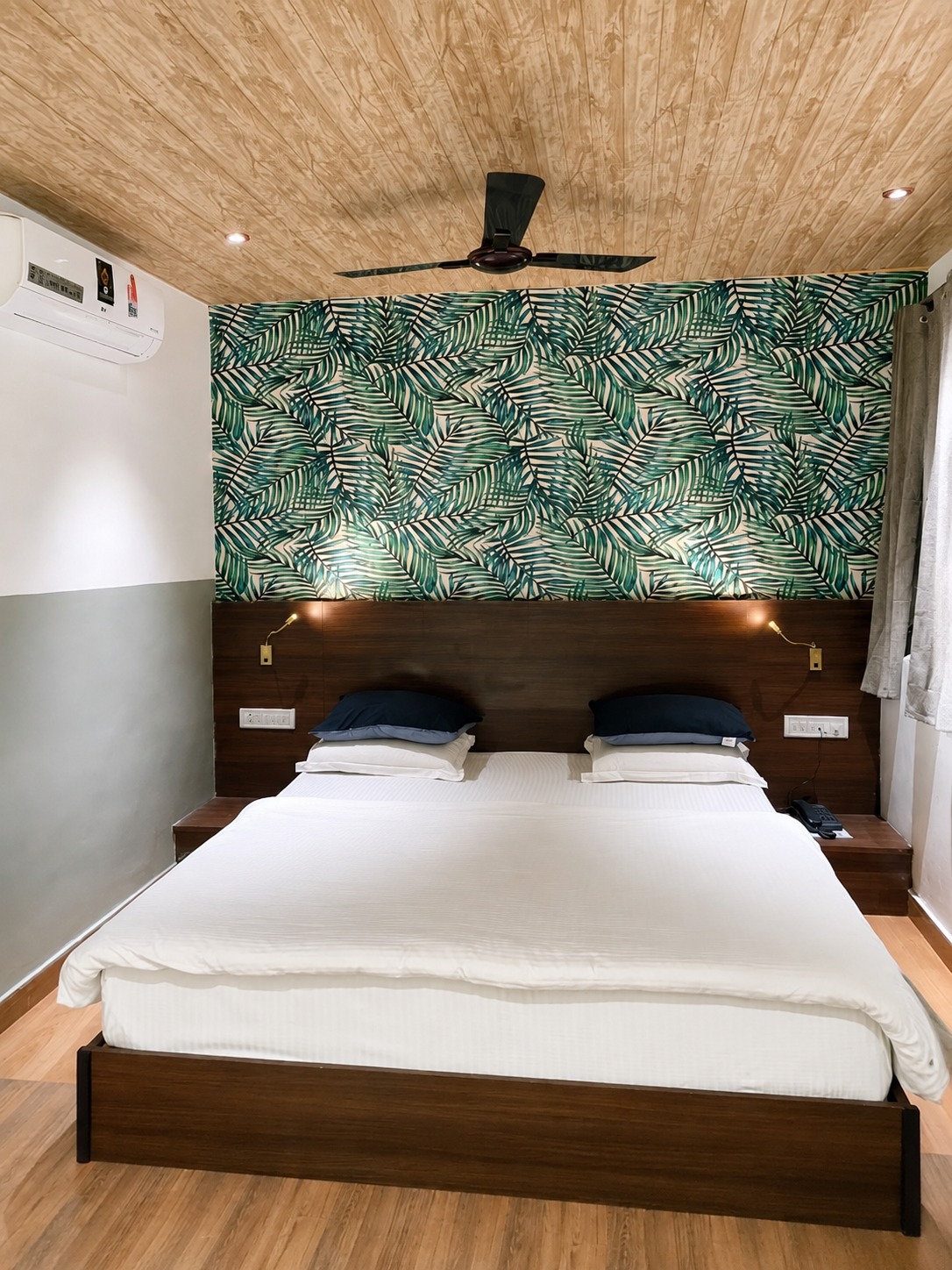 20 Tropical Room Bed Centered